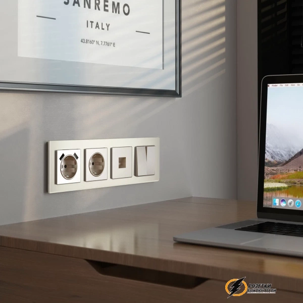 Рамка стеклянная 4 местная Werkel Senso шампань soft-touch